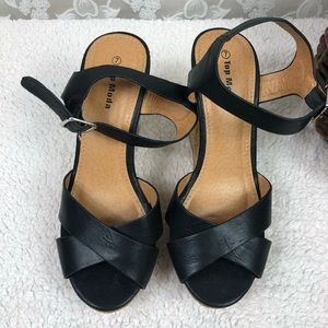 TOP MODA Size 7. Black Wedges.